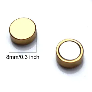 Detailansicht von 8mm goldenen magnetischen Ohrringen, minimalistisches Clip-Design.