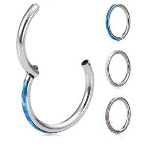 Nahaufnahme des Klappsegmentsring aus Stahl mit farbiger Opal-Einlage für Piercing.