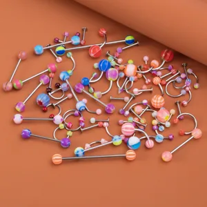 Nahaufnahme Detail des Piercing Schmuck Sets, bunte Acryl Kugeln mit 316L Edelstahl Stäben.