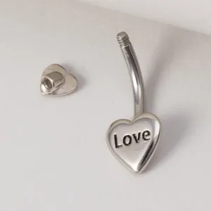 Silberner Edelstahl Bauchnabelring mit Herzanhänger und Love Gravur, Detailansicht.