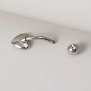 Silberfarbener Herz Bauchnabelpiercing Schmuck, glattes gebogenes Barbell Design.