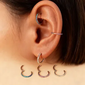 Nahaufnahme von 316L Edelstahl synthetischen Opal Piercing Clicker Ring und Segmentring.