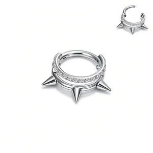 Detailansicht des doppelten Edelstahl Piercingrings mit glänzenden Zirkonia und spitzen Spikes.