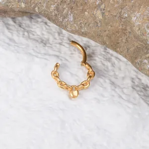 Goldfarbener Nasenring aus Edelstahl mit Kette und Herz-Anhänger Piercing Schmuck.