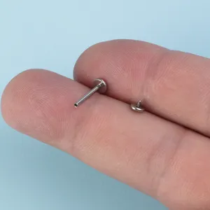 Nahaufnahme Detailansicht von Titan Innengewinde Labret Stud Piercing Schmuckstück.