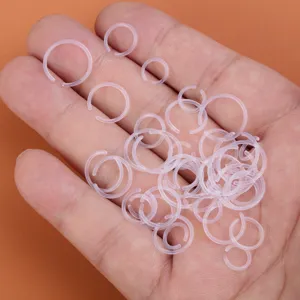 Detailaufnahme mit transparenten Acryl-Piercing-Retainer-Ringen in der flachen Hand.