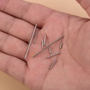 Titanium Piercing Stangen und Ohrstecker Schmuck DIY Teile auf der Handfläche präsentiert