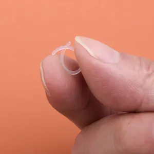 Transparenter Acryl Piercing Ring Detailbild, klarer Stecker für Körperschmuck Nutzung.