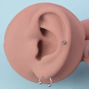 Titanium Körperschmuck Set mit Hufeisenringen und Stecker für Piercing klar präsentiert.