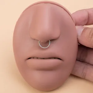 Edelstahl Opal Septum Ring Detailaufnahme, nahtloser Hufeisen Piercing Schmuck Nahaufnahme
