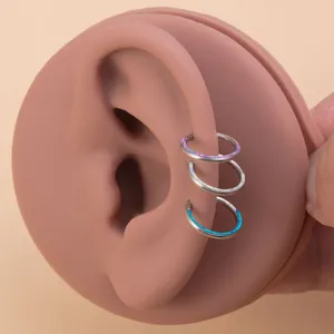 Edelstahl Opal Piercing Schmuck Detailansicht mit nahtlosen Nasenringen und Knorpelreifen.
