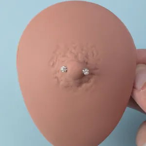 Titan Hufeisenring Piercing Schmuck Präsentation auf Silikonmodell Hauptansicht Detail.