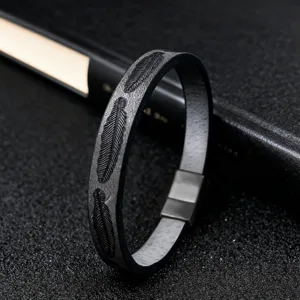 Bracciale in pelle nera con motivo a piuma goffrata e chiusura magnetica in acciaio.