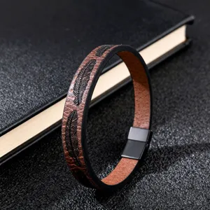 Vista di dettaglio del bracciale in pelle da uomo con piuma e chiusura magnetica.