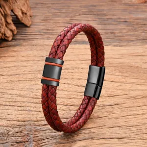 Dettaglio in primo piano del bracciale da uomo in pelle rossa intrecciata con chiusura magnetica.