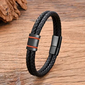 Bracciale in pelle intrecciata nera dettaglio uomo chiusura magnetica in acciaio vista