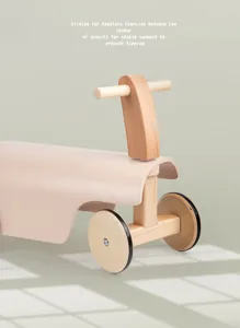 Vista detallada de bicicleta de equilibrio de madera para niños con ruedas lisas y centro bajo.