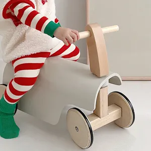 Bicicleta de equilibrio de madera para bebes con cuatro ruedas y manillar comodo.
