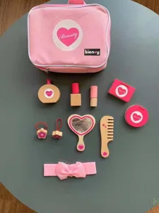 Holz Make-up Spielset, Rollenspiel Kosmetik Set für Kinder mit rosa Tasche.