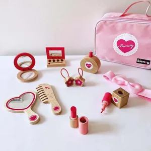 Details des Holz-Make-up-Spielzeugsets mit süßer rosa Tasche, Spiegel, Kamm und Lippenstift.