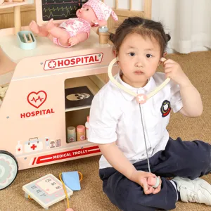 Houten medische wagen speelset voor kinderen met stethoscoop en doktersaccessoires voor rollenspel.