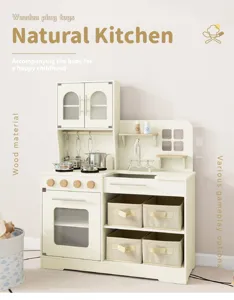 Détail de cuisine jouet en bois naturel avec casseroles et boîtes de rangement pratiques.