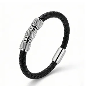 Bracciale da uomo in pelle intrecciata nera con perle in metallo argentato e chiusura magnetica