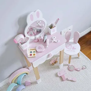 Ensemble de coiffeuse de jeu en bois pour enfants avec chaise et accessoires de maquillage.