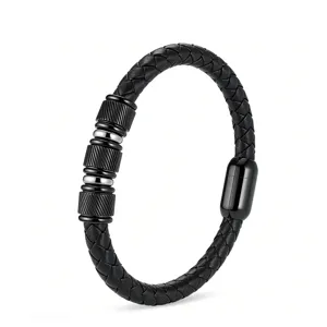 Primo piano dettagliato di un bracciale da uomo in pelle nera intrecciata con perline.