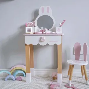 Vue détaillée de l'ensemble de coiffeuse jouet en bois pour enfants avec accessoires.