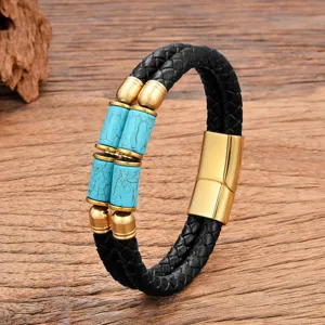 Gros-plan detail du bracelet en cuir noir tresse double couche avec fermoir magnetique dore.