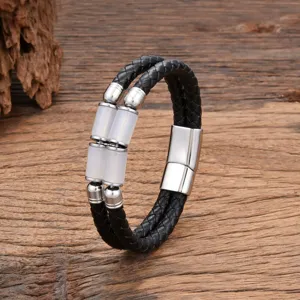 Detailaufnahme des retro schwarzen geflochtenen Lederarmbands mit Steinperlen und Magnetverschluss.