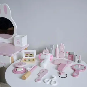 Vue détaillée de l'ensemble de coiffeuse jouet en bois pour enfants accessoires roses.