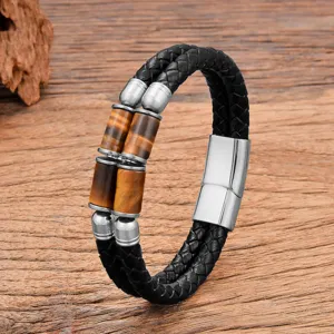 Gros plan détail du bracelet en cuir noir tressé double couche avec perles en métal.