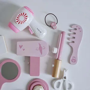 Ensemble de jouets de maquillage en bois pour enfants, séchoir rose et beaux accessoires.