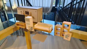 Miniatur Holz Puppenhaus Wohnzimmer Möbel Spielzeug Set mit Sofa und TV Schrank.