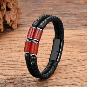 Nahaufnahme des vintage geflochtenen Lederarmbands mit roten Steinperlen und Verschluss.