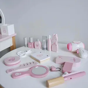 Détails du set de maquillage en bois, accessoires de coiffeuse rose pour jeu de rôle.