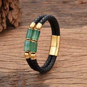 Nahaufnahme des doppelten schwarzen Lederarmbands mit grünen Steinperlen und Magnetverschluss.