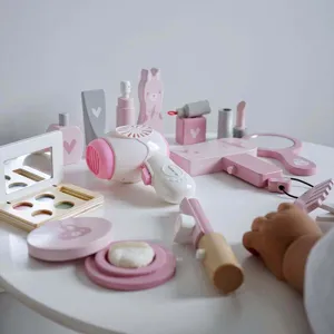 Ensemble de maquillage jouet en bois pour enfants filles, accessoires cosmétiques roses vue de près.