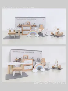 Detailansicht des Miniatur-Holzpuppenhaus-Möbelsets inklusive Klavier, Bett und Spielzeug.