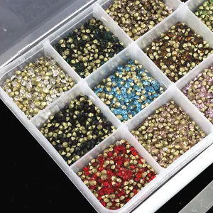 Strass in vetro a fondo appuntito assortiti in scatola per nail art e decorazioni.