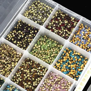 Primo piano dettagliato di strass in vetro colorati con fondo a punta in una scatola.