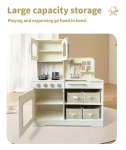 Ensemble de cuisine jouet en bois pour enfants avec placards et accessoires de cuisson.