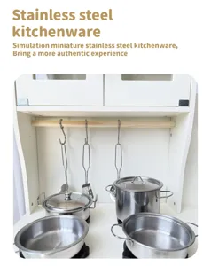 Vue détaillée de la batterie de cuisine miniature en acier inoxydable pour enfants.