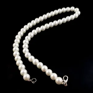 Gedetailleerde close-up van elegante witte parelketting, ideaal voor DIY tassen accessoires.