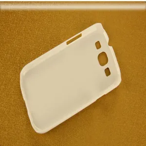 Close-up detail van de witte blanco harde telefoonhoes met nauwkeurige camera-uitsparingen.