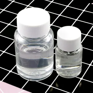 Resina epoxi transparente líquida en botellas de plástico con tapas blancas para manualidades artes.