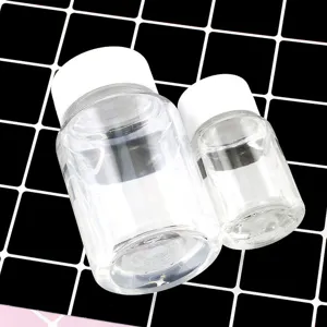 Frascos de muestra vacíos de plástico transparente con tapones blancos detalle para manual.