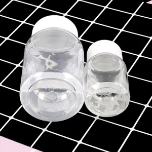 Vista detallada de botellas dosificadoras de plástico transparente con tapas blancas para cola.